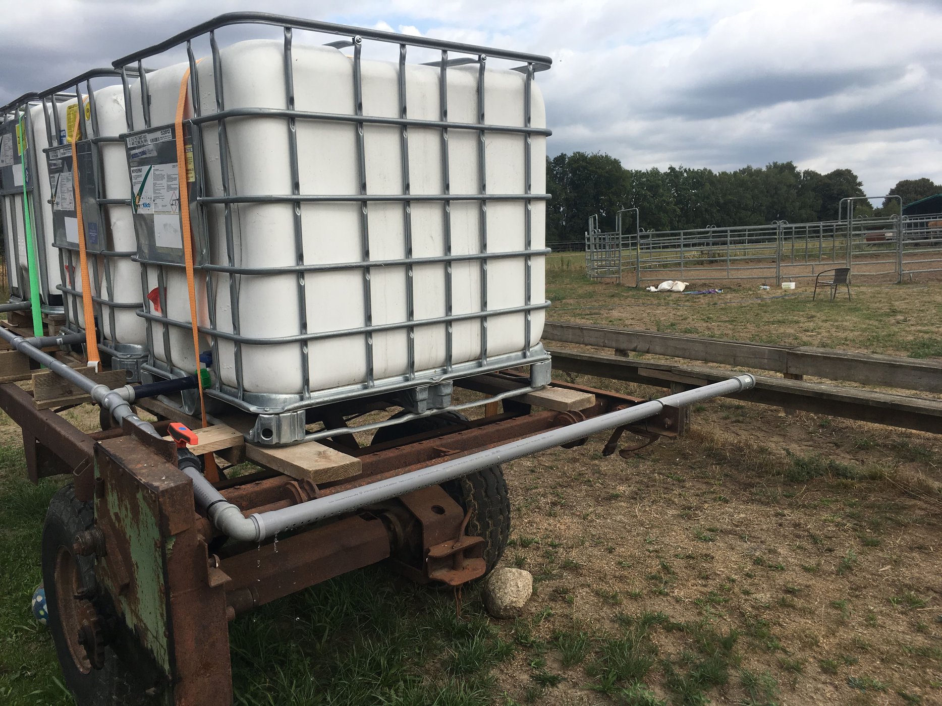 unser Wasserwagen mit 3 gekoppelten Fässern